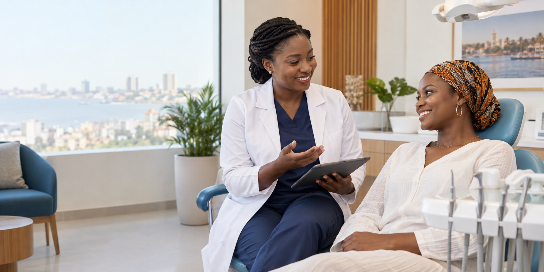 Dentiste et patiente en consultation dans un cabinet à Dakar